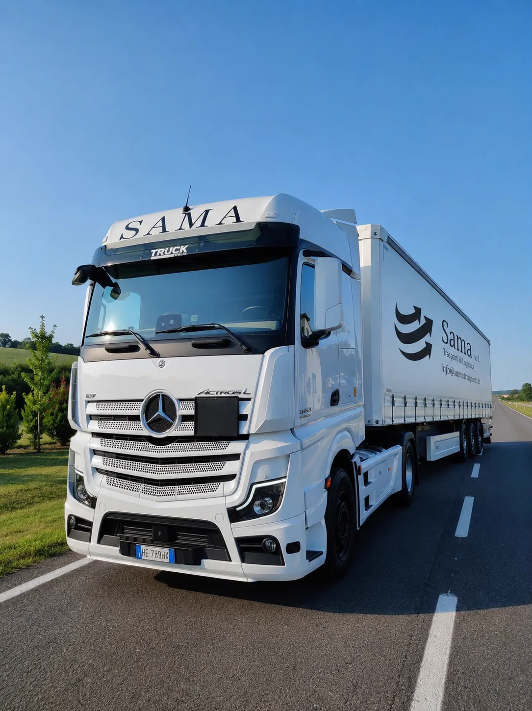 Semirimorchio Mercedes-Benz brandizzato Sama